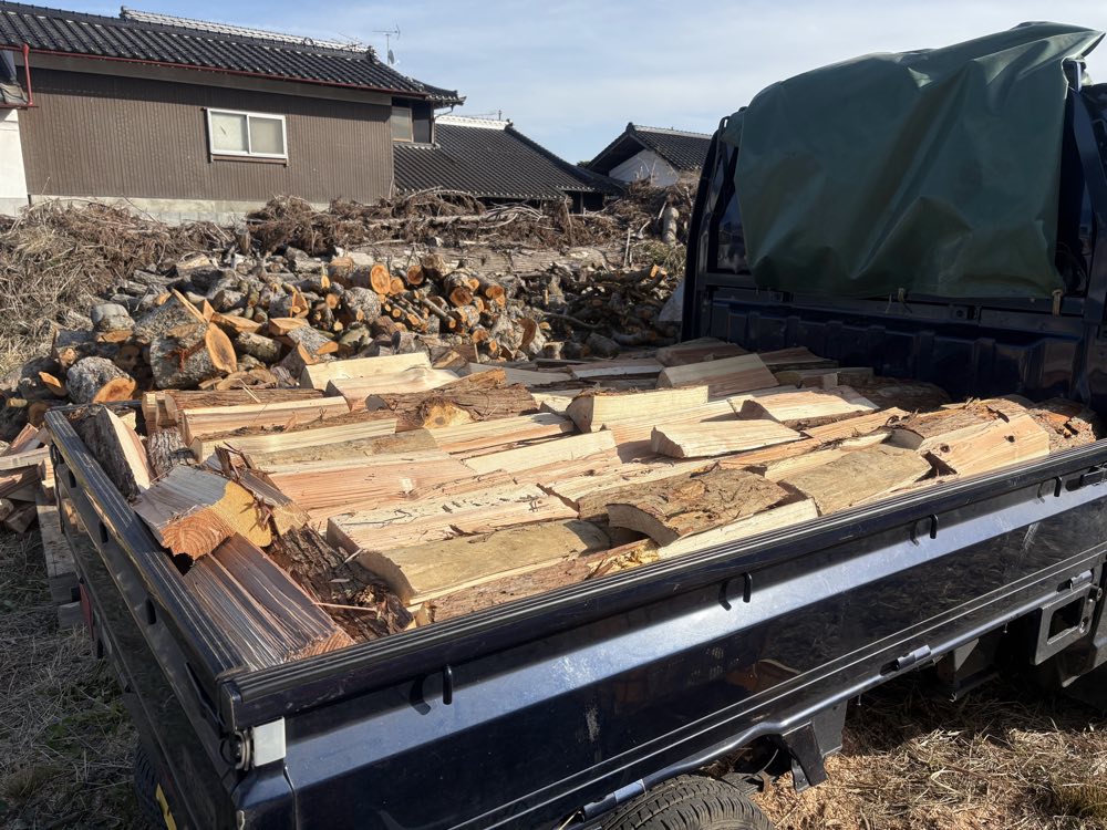 軽トラの荷台に平積みした薪